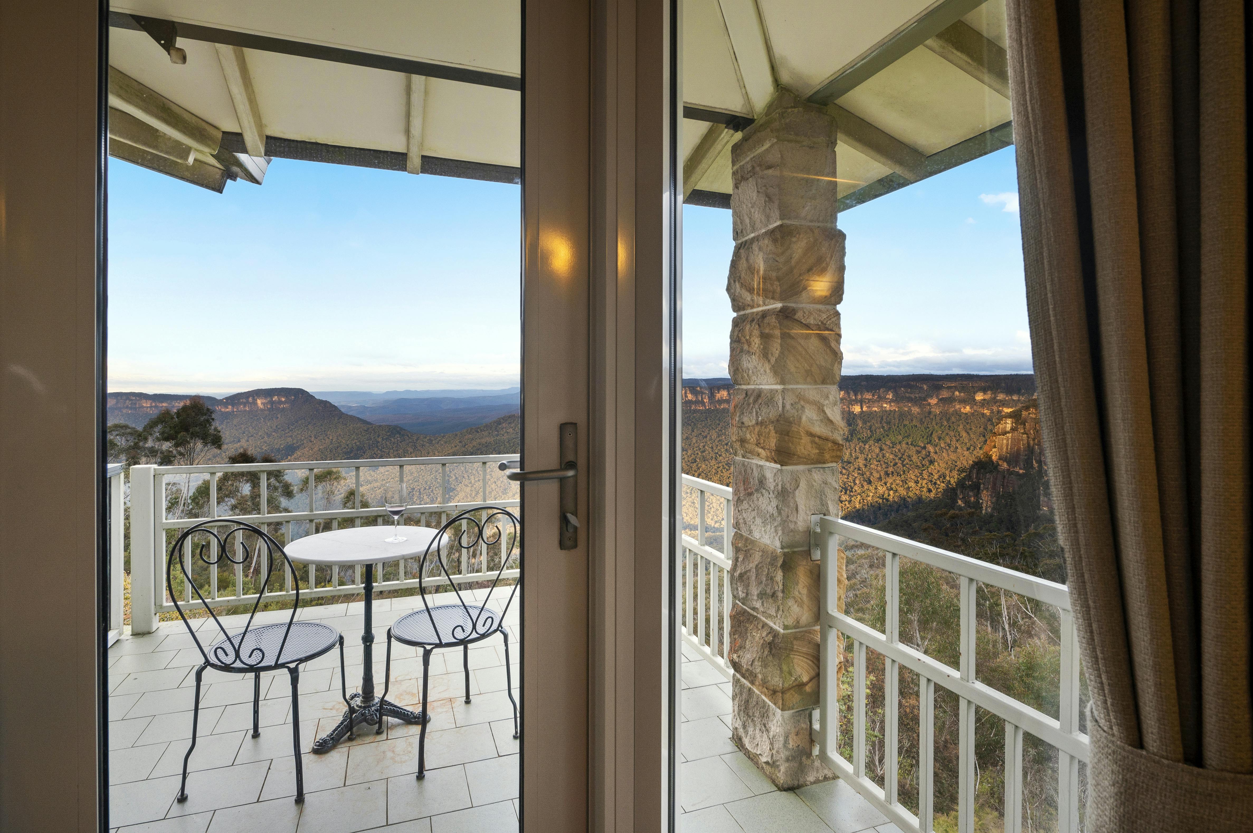 Corner View Suite Balcony - Katoomba Hotels